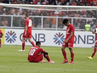 Para pemain Persija Jakarta tampak kecewa usai ditahan imbang Becamex Binh Duong pada laga Piala AFC di SUGBK, Jakarta, Selasa (26/2). Kedua klub bermain imbang 0-0. (Bola.com/M. Iqbal Ichsan)