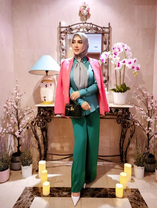 Perempuan yang akrab disapa Incess ini memadukan set top warna hijau dengan blazer pink. Tak lupa tas Hermes Kelly 20 Vert Fonce Sellier Alligator Mississippi Lisse GHW yang membuat looknya terlihat berkelas. (Instagram/princessyahrini).