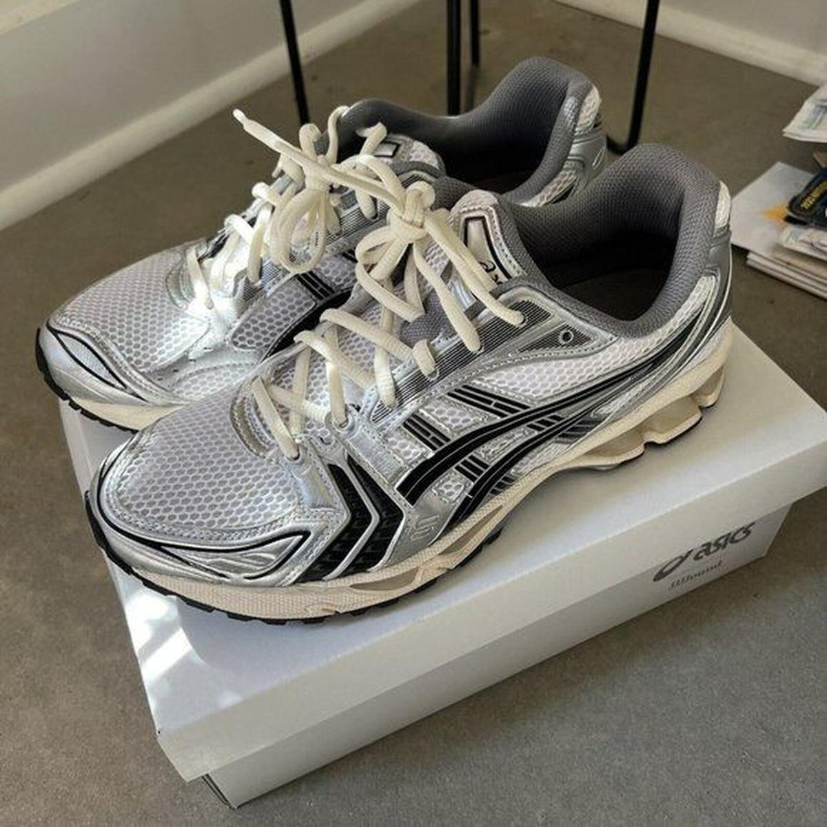 Tren Sepatu Kets 2025: Siluet Elegan dan Desain Inovatif Jadi Sorotan