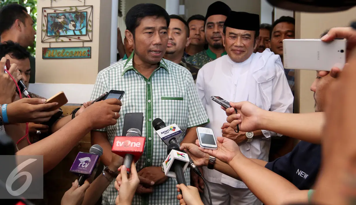 Politikus PPP, Abraham Lunggana memberikan keterangan kepada wartawan usai pertemuan tertutup dengan Ketua Umum Partai Idaman, Rhoma Irama di Jakarta, Jumat, (18/3). (Liputan6.com/Gempur M Surya)