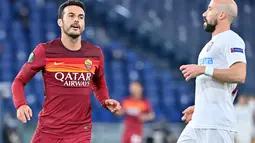 Penyerang AS Roma, Pedro Rodriguez berselebrasi usai mencetak gol ke gawang CFR Cluj pada pertandingan grup A Liga Europa di di Stadion Olimpiade di Roma (5/11/2020). AS Roma menang telak 5-0 atas CFR Cluj. (AFP/Alberto Pizzoli)