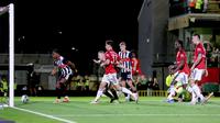 Tyrell Warren dari Grimsby Town mencetak gol kedua timnya dalam pertandingan sepak bola putaran kedua Piala Liga Inggris atau Carabao Cup melawan Manchester United, Rabu, 27 Agustus 2025, di Hill Blundell Park, Grimsby, Inggris. (Nigel French/PA via AP)