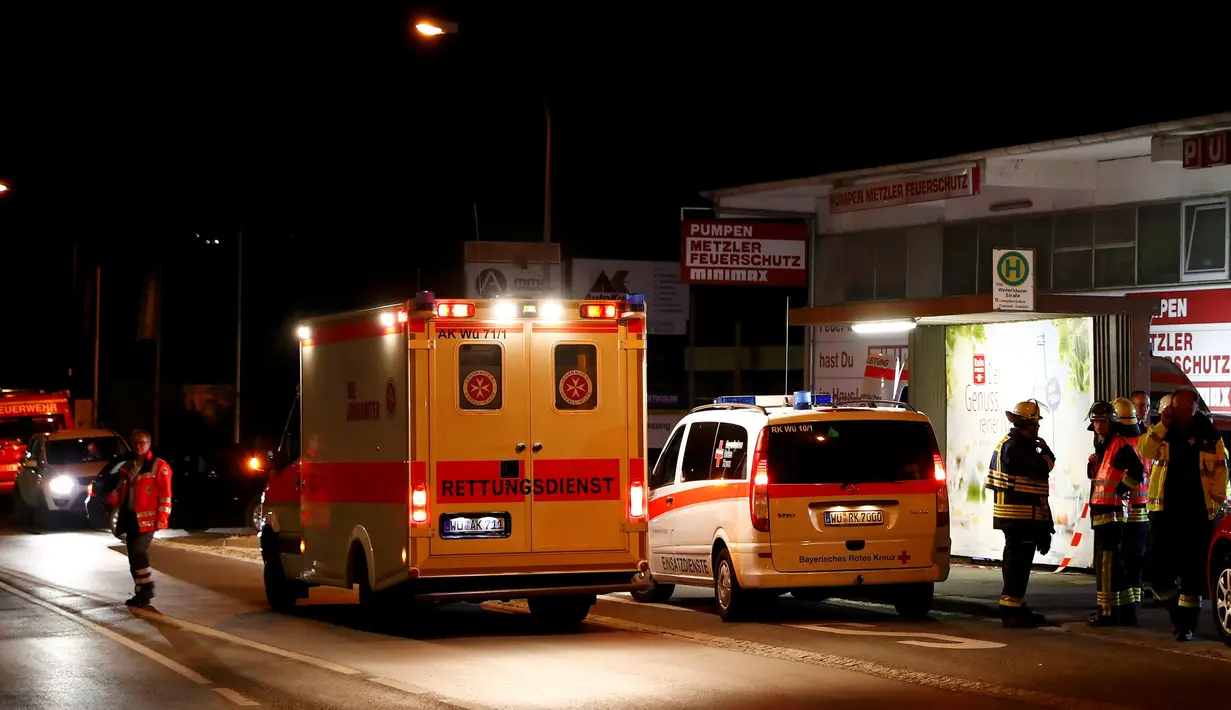 Petugas layanan darurat berdatangan ke lokasi dimana seorang remaja menyerang penumpang kereta di dekat kota Wurzburg, Jerman, Senin (18/7). Remaja keturunan Afganistan (17) itu menyerang dengan menggunakan kapak dan pisau. (REUTERS/Kai Pfaffenbach)