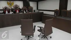 Ketua majelis Hakim Sugeng Riyono (tengah) saat memimpin sidang dakwaan warga Bukit Duri versus Ahok di PN Jakarta Pusat, (7/6). Sidang perdana gugatan terhadap Pemprov DKI Jakarta terkait rencana penggusuran permukiman warga.(Liputan6.com/Helmi Afandi)