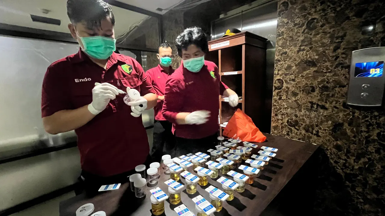 Sejumlah petugas kesehatan Polri melaksanakan tes urin pejabat utama Polres Metro Depok (Liputan6.com/Dicky Agung Prihanto)