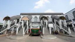 Sebuah bus berjalan mundur saat memasuki Terminal Rawamangun lewat jalur keluar, Jakarta, Jumat (29/5/2015). Kondisi Terminal Bus Rawamangun saat ini belum bisa dimasuki oleh bus-bus AKAP yang berukuran besar. (Liputan6.com/Faizal Fanani)