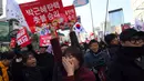 Luapan ekspresi aktivis anti-pemerintah setelah Presiden Korea Selatan Park Geun-hye resmi dimakzulkan oleh Mahkamah Konstitusi di Seoul, Jumat (10/3). Delapan hakim konstitusi secara bulat memutuskan mendukung pemakzulan Presiden Park. (JUNG Yeon-Je/AFP)