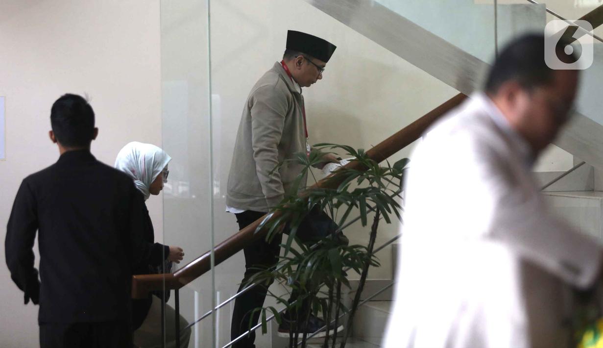 KPK secara resmi mengumumkan penetapan dua tersangka dalam perkara ini pada Jumat 9 Januari 2026, yakni Yaqut Cholil Qoumas dan Ishfah Abidal Aziz alias Gus Alex. Tampak dalam foto, mantan Menteri Agama, Yaqut Cholil Qoumas (tengah) sesaat sebelum menjalani pemeriksaan di gedung Merah Putih Komisi Pemberantasan Korupsi (KPK), Jakarta, Kamis (12/3/2026). (Liputan6.com/Helmi Fithriansyah)