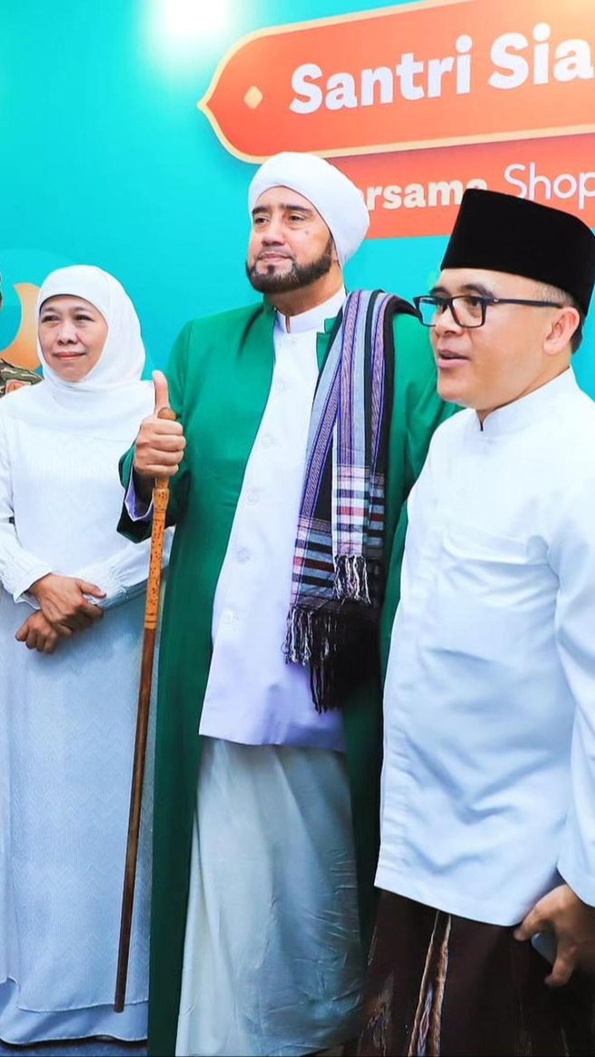 Puncaknya, ribuan jemaah tampak sangat bersemangat melantunkan selawat bersama Habib Syech