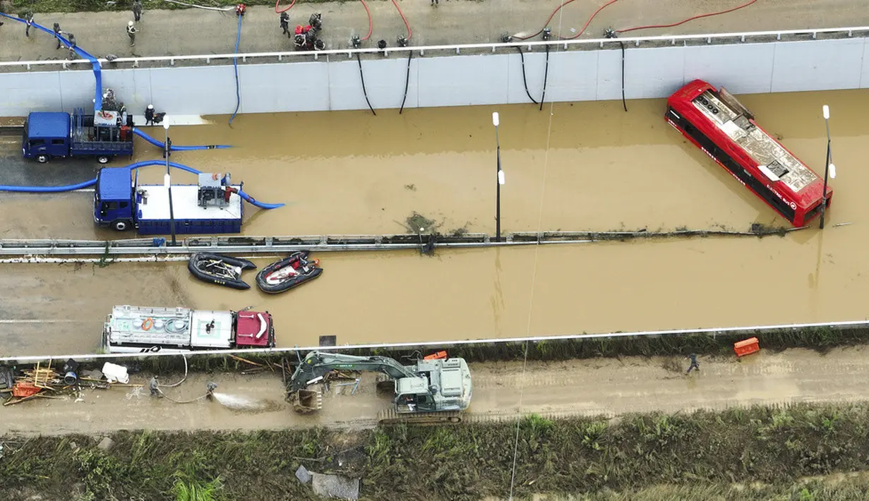 <p>Banjir yang disebabkan hujan lebat berhari-hari mengalir begitu cepat ke jalan bawah tanah sehingga penumpang dan pengemudi terjebak dalam mobil mereka. Para korban tidak dapat melarikan diri. (Kim Ju-hyung/Yonhap via AP)</p>