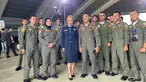 Inul Daratista bukan hanya penyanyi. Ia juga dikenal sebagai pengusaha, bintang sinetron, juri ajang pencarian bakat dan kini presenter. Bersama Adam Suseno, Inul Daratista memandu program Rumah Idaman di salah satu stasiun televisi swasta yang membuatnya bertemu beragam bintang tamu. Salah satunya, para anggota TNI Angkatan Udara. Inul pun berseragam militer. (Foto: Dok. Instagram @inul.d).