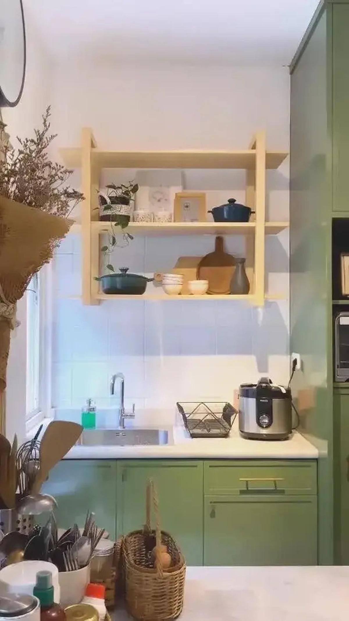 Potret Dapur di Rumah Enno Lerian, Model Nuansa Hijau Minimalis yang Menyegarkan
