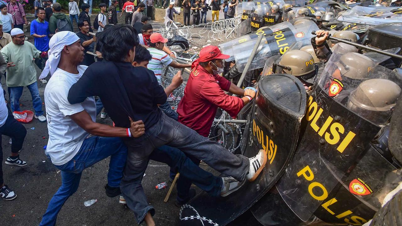FOTO: Bentrok Saat  Eksekusi Pengosongan Hotel Sultan di Kawasan GBK