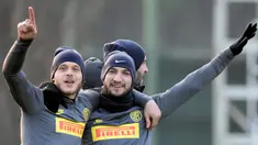 Pemain Inter Milan Federico Dimarco (kiri) dan Matteo Politano melambaikan tangan saat sesi latihan jelang menghadapi Barcelona pada laga terakhir fase grup Liga Champions di Appiano Gentile, Italia, Senin (9/12/2019). Inter Milan akan menjamu Barcelona di Giuseppe Meazza. (Miguel MEDINA/AFP)