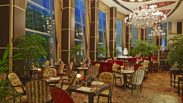 Hotel tempat Kim Jong-un menginap ini memiliki 299 kamar dengan masing-masing lampu gantung kristal dan karya seni di dalamnya (St. Regis Singapore)