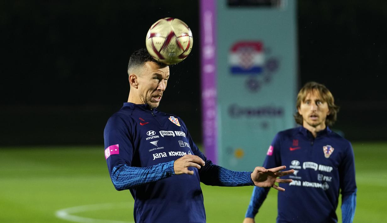 Gelandang Kroasia, Ivan Perisic menyundul bola saat sesi latihan timnas Kroasia di Piala Dunia 2022 di Doha, Minggu (11/12/2022). Timnas Kroasia akan berduel melawan Argentina memperebutkan tiket final Piala Dunia 2022 di Stadion Lusail Iconic Qatar, Rabu (14/12/2022) mulai pukul 02.00 WIB. (AP Photo/Petr David Josek)