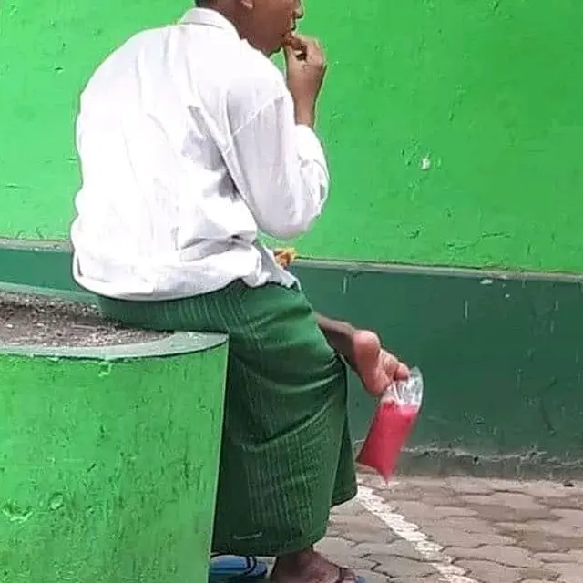 7 Cara Unik Makan dan Minum Ini Bikin Tepuk Jidat