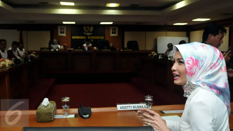 20151124-Digerebek Bareng Dandim Sidoarjo, Arzetti Bilbina Jalani Sidang Kode Etik-Jakarta