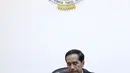 Presiden Jokowi ketika memimpin rapat terbatas bersama Menteri Kabinet Kerja di Kantor Presiden, Jakarta, Rabu (15/3). Rapat tersebut membahas mengenai penanggulangan aksi penyelundupan di Indonesia (Liputan6.com/Faizal Fanani) 