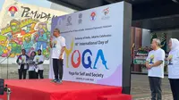 Dubes India Sandeep Cakravorty di acara yoga bersama yang diselenggarakan oleh Kedutaan Besar India di Jakarta pada Jumat (21/6/2024) di Kemenpora, Jakarta Pusat (Dok: Najma Ramadhanya)