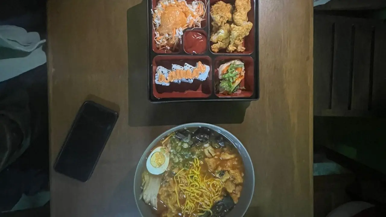 Ramen Ukuran Jumbo dan Sushi Bentuk Naga di Sukabumi (Fira Alfi Syahrin)