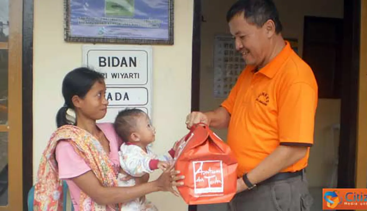 Citizen6, Lumajang: Anggota club gemes memberikan paket makanan bergizi pada warga yang mempunyai balita pengidap gizi buruk di Desa Bagu. (Pengirim: Susi)