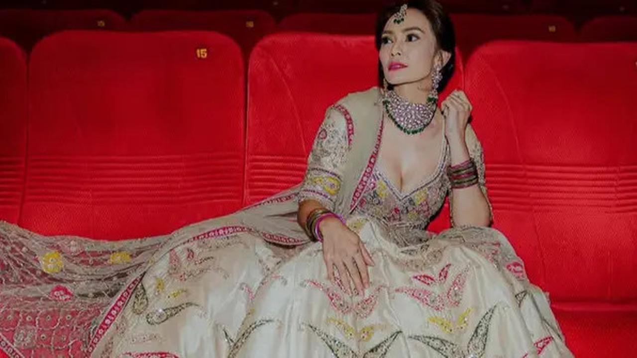 6 Potret Cantik Masayu Anastasia Pakai Busana Khas India saat Hadiri Premier Film 'Melukis Harapan di Langit India
