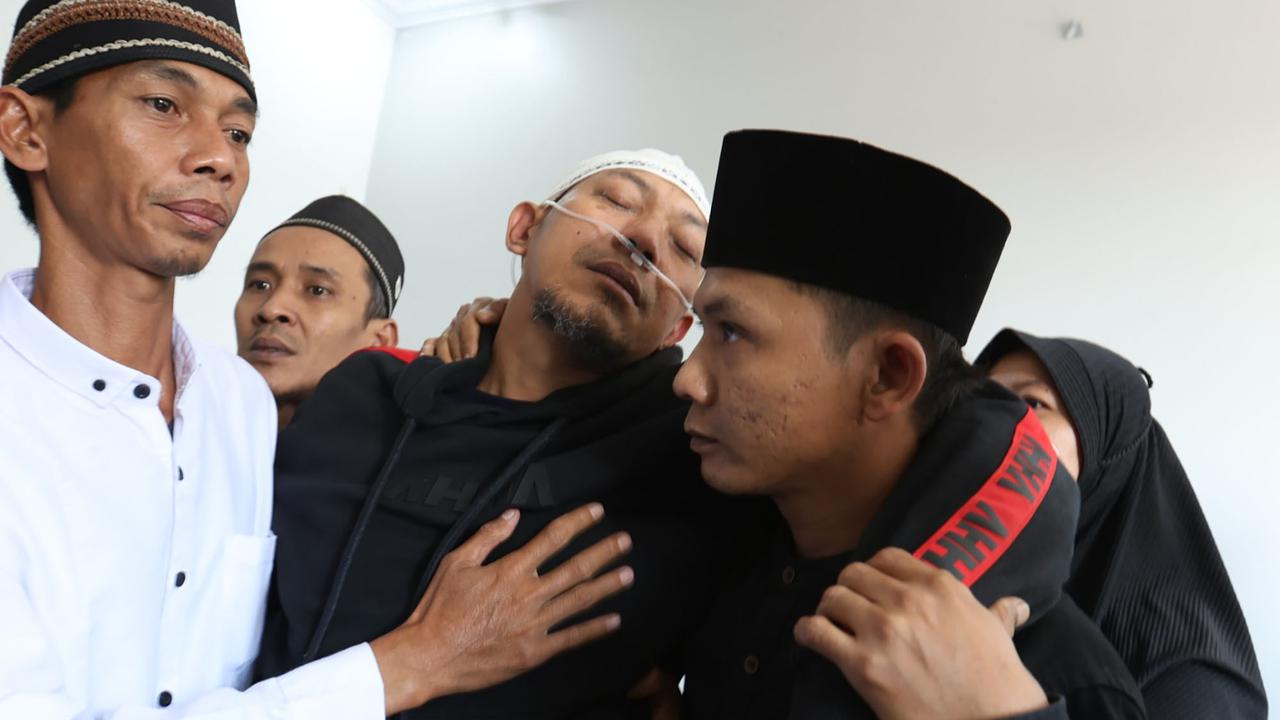 FOTO: Air Mata Iringi Kepergian Mpok Alpa, Komedian yang Tetap Ceria Meski Sakit