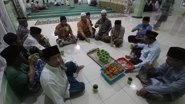 Sholat gerhana bulan di Desa Petambakan, Madukara, Banjarnegara, Jawa Tengah. (Foto: Heni Purwono untuk Liputan6.com)