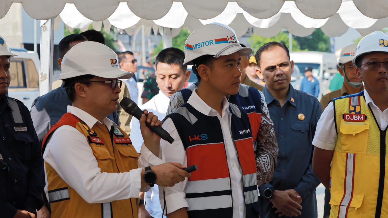 Gaya Gibran Naik Maung, Tinjau Proyek Simpang Joglo