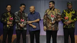 Menteri Koperasi dan Usaha Kecil Menengah Teten Masduki (tengah) sesaat sebelum berfoto bersama penerima Merdeka Awards di di Gedung SCTV Tower, Jakarta, Rabu (30/8/2023). (merdeka.com/Imam Buhori)