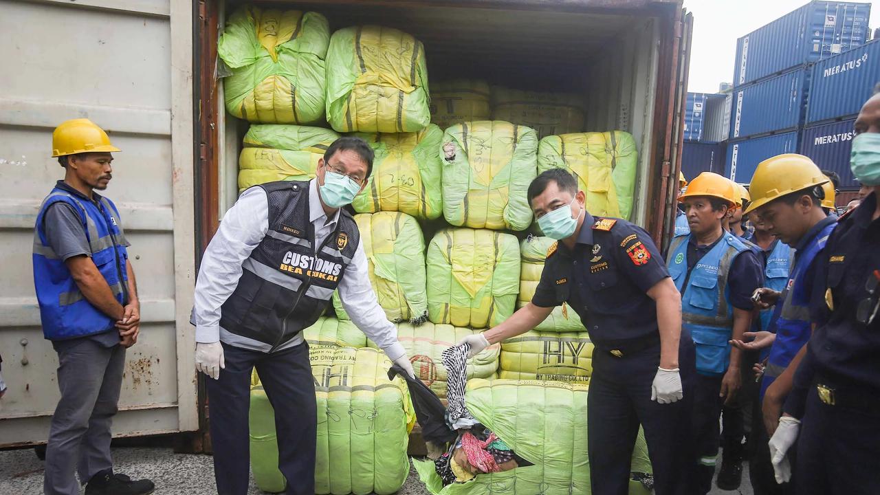 FOTO: Pakaian Bekas Ilegal Senilai Rp53 Miliar Disita di Tanjung Priok