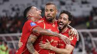 Pemain Persija, Gustavo Almeida dos Santos (tengah) dan Jean Mota Oliveira de Sousa (kanan) merayakan gol kemenangan atas Persis Solo pada pertandingan pekan ke-30 BRI Super League 2025/2026 di Stadion Utama Gelora Bung Karno (SUGBK), Jakarta, Senin 27 April 2026 malam WIB. (Bola.com/Abdul Aziz)