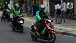 Sejumlah pengemudi ojek online melintas di Jakarta, Selasa (10/3/2020). Tarif batas bawah (TBB) ojek online naik Rp 250 per kilometer dan tarif batas atas (TBA) naik Rp 150 per kilometer. (Liputan6.com/Angga Yuniar)