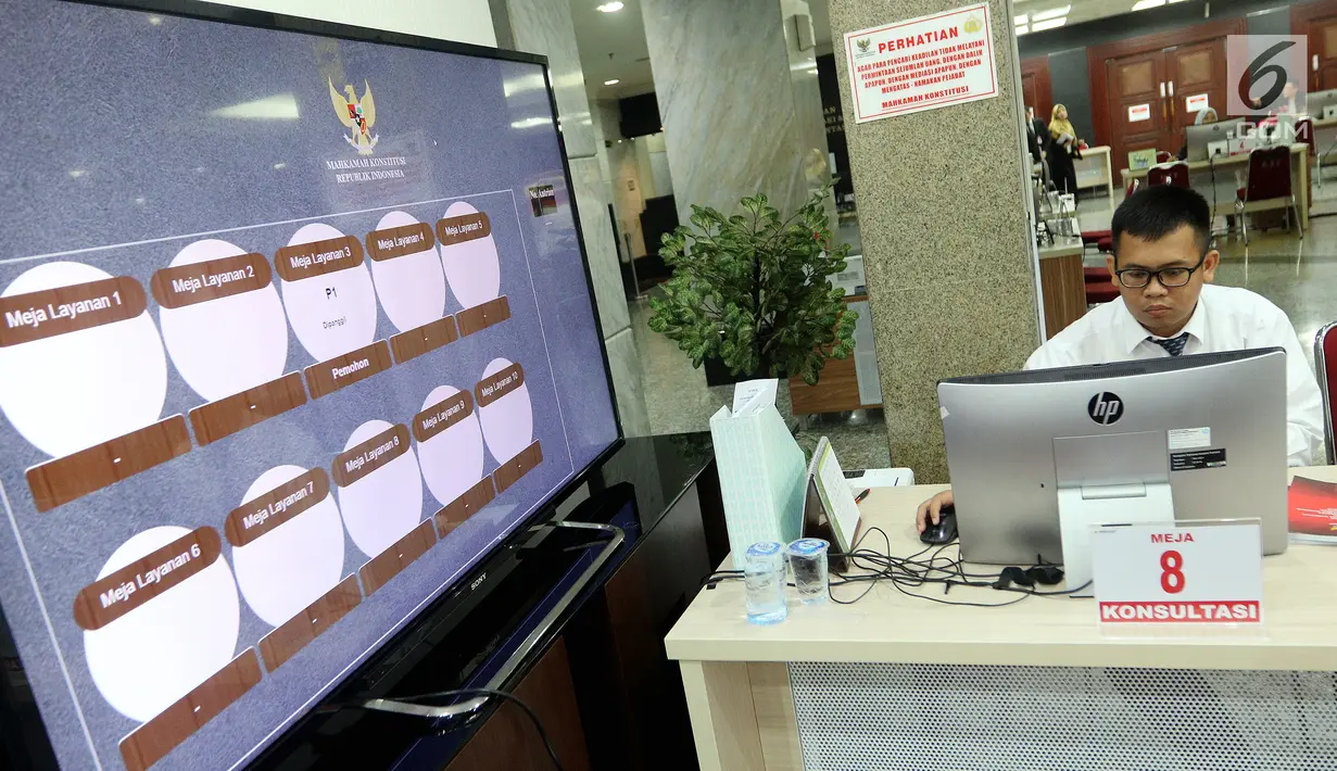 Seorang petugas berjaga di tempat sarana prasarana dukungan penanganan perkara perselisihan hasil Pilgub Serentak 2018 di Gedung Mahkamah Konstitusi, Jakarta, Kamis (5/7). (Liputan6.com/Johan Tallo)
