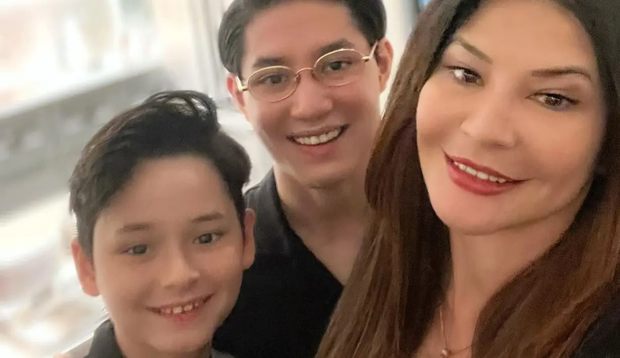 Saat berama dengan Teuku Rassya dan Kenzou Lion, aktris sekaligus model itu tak lupa mengabadikan momen bersama. Tamara pun mengatakan jika anak-anaknya selalu ada dalam doanya.(Liputan6.com/IG/@tamarableszynskiofficial)