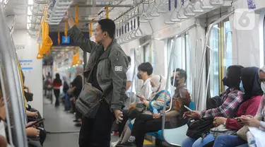 Penumpang tak bermasker dalam gerbong kereta moda raya terpadu (MRT) di Jakarta, Senin (12/6/2023). (merdeka.com/Arie Basuki)