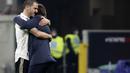 Pelatih Juventus, Andrea Pirlo memeluk bek Leonardo Bonucci usai pertandingan melawan AC Milan di stadion San Siro, Rabu (7/1/2021). Pirlo menuturkan kunci timnya bisa mengalahkan Milan. Dia menempatkan Federico Chiesa untuk satu lawan satu menghadapi Theo Hernandez. (AP Photo/Antonio Calanni)