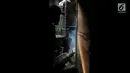 Petugas melakukan fogging nyamuk demam berdarah dengue (DBD) di salah satu rumah warga RW 01, Kelurahan Cipinang, Jakarta, Minggu (10/3). Fogging dilakukan setelah beberapa warga di permukiman tersebut terkena DBD. (merdeka.com/Iqbal Nugroho)