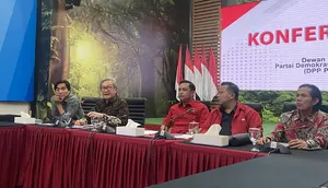 Ketua DPP PDIP, Ronny Talapessy menyampaikan konferensi pers terkait perkembangan kasus hukum yang menjerat Sekjen PDIP Hasto Kristiyanto. Hasto diketahui telah ditetapkan KPK sebagai tersangka kasus dugaan korupsi yang turut menyeret buronan Harun Masiku. (Liputan6.com/Muhammad Radityo Priyasmoro)
