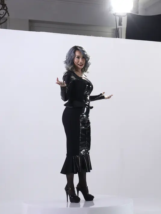 Seperti diketahui, sejak lama ia mondok di Padepokan Aa Gatot. Berbagai kisah perjalanan hidup pahit dan manis dirasakan dalam hidupnya. Belum lama ini, ia terlibat kasus hukum yang menyeret guru spiritualnya. (Nurwahyunan/Bintang.com)