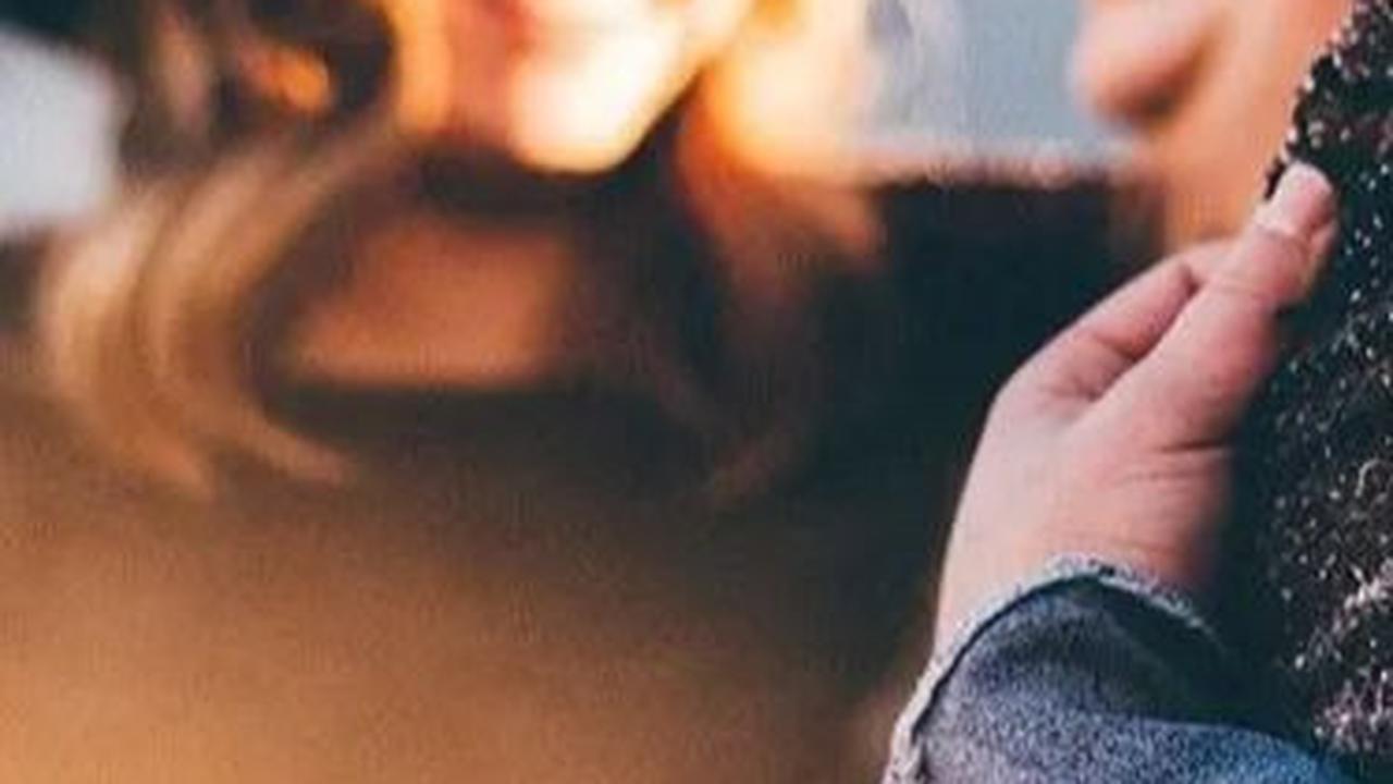 Siapa bilang perkenalan diri harus serius dan membosankan? Di dalam dunia yang penuh dengan teks formal, kadang-kadang kita perlu memasukkan sedikit keceriaan untuk membuatnya lebih menarik. Salah satu cara yang unik dan menyenangkan untuk memperkenalkan 