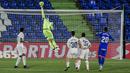 Kiper Real Madrid, Thibaut Courtois, berusaha menghalau bola saat melawan Getafe pada laga Liga Spanyol di Stadion Alfonso Perez, Senin (19/4/2021). Kedua tim bermain imbang 0-0. (AP Photo/Manu Fernandez)