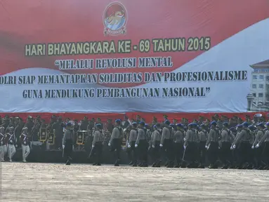 Anggota kepolisian berbaris mengikuti upacara HUT Bhayangkara Polri ke-69 di Mako Brimob, Jakarta, Rabu (1/7/2015). Upacara HUT Bhayangkara Polri ke-69 dihadiri Presiden Joko Widodo sebagai inspektur upacara. (Liputan6.com/Herman Zakharia)