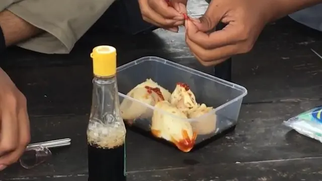 6 Potret Kocak Orang Makan Durian Ini Bikin Geleng Kepala