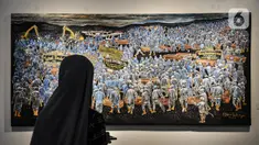 Pengunjung mengamati karya seni yang ditampilkan dalam Pameran Manifesto VIII: Transposisi di Galeri Nasional, Jakarta Pusat, Senin (8/8/2022). Pameran yang berlangsung hingga 26 Agustus 2022 ini menampilkan 108 karya terpilih dari perupa Indonesia. (merdeka.com/Iqbal S. Nugroho)