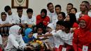 Menteri Sosial, Khofifah Indar Parawansa bertemu atlet khusus tuna grahita (Special Olympics Indonesia/SOIna) saat melakukan Open House Lebaran di rumahnya di kawasan Widya Chandra, Jakarta, Jumat (17/7/2015). (Liputan6.com/Johan Tallo)