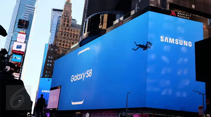 Samsung pamerkan kemampuan Galaxy S8 di reklame digital sekeliling Times Square, New York. (Liputan6.com/ Iskandar)