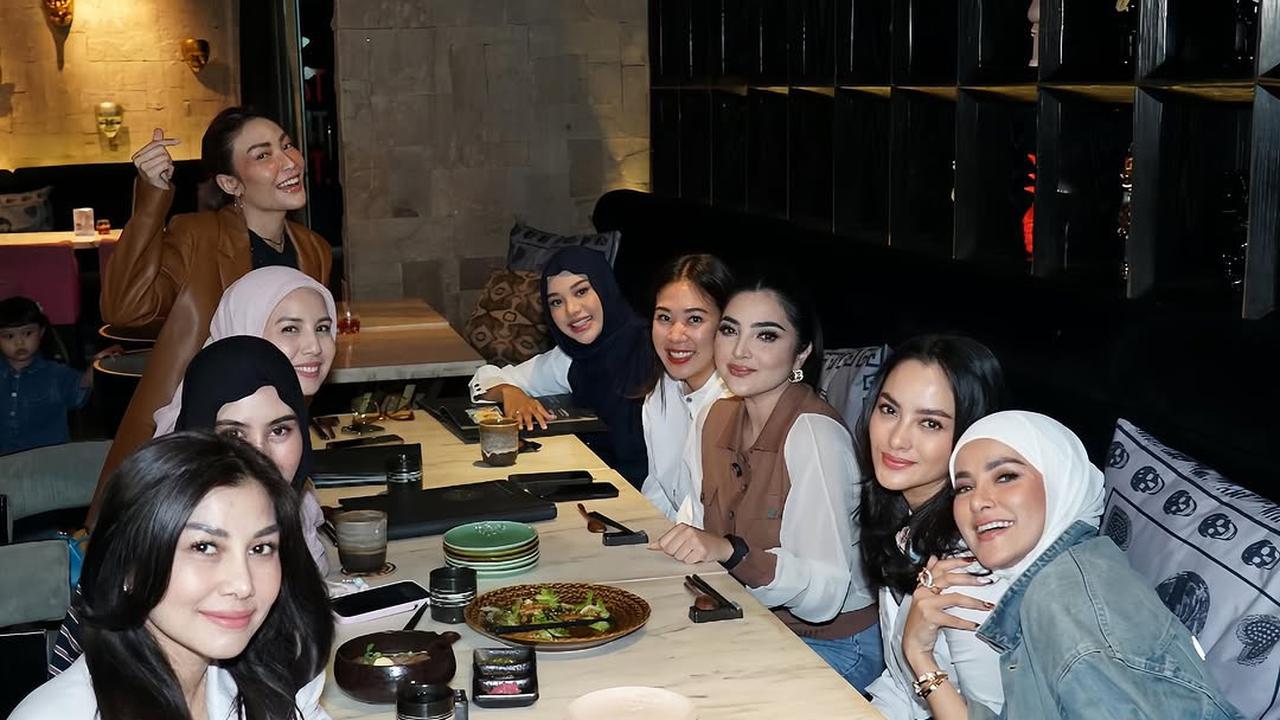 Potret Geng Artis Cendol Kembali Gelar Arisan di Awal 2025, Tetap Kompak dan Positif Vibes