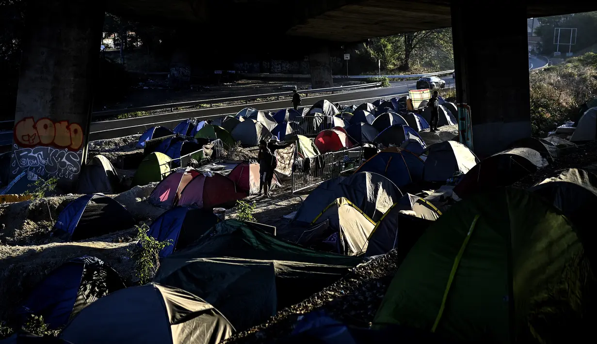 Pemandangan tenda-tenda para pencari suaka asal Afghanistan yang masih bertahan di kamp darurat di jalan raya A1 di utara pinggiran Kota Paris Saint-Denis (16/9/2020). (AFP/Christophe Archambault)
